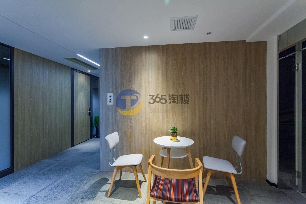 Distrii办伴（港汇中心）