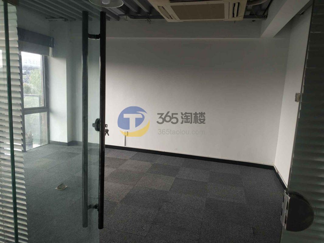 新渝商集团河畔中心