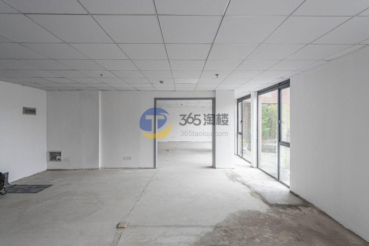 新渝商集团河畔中心