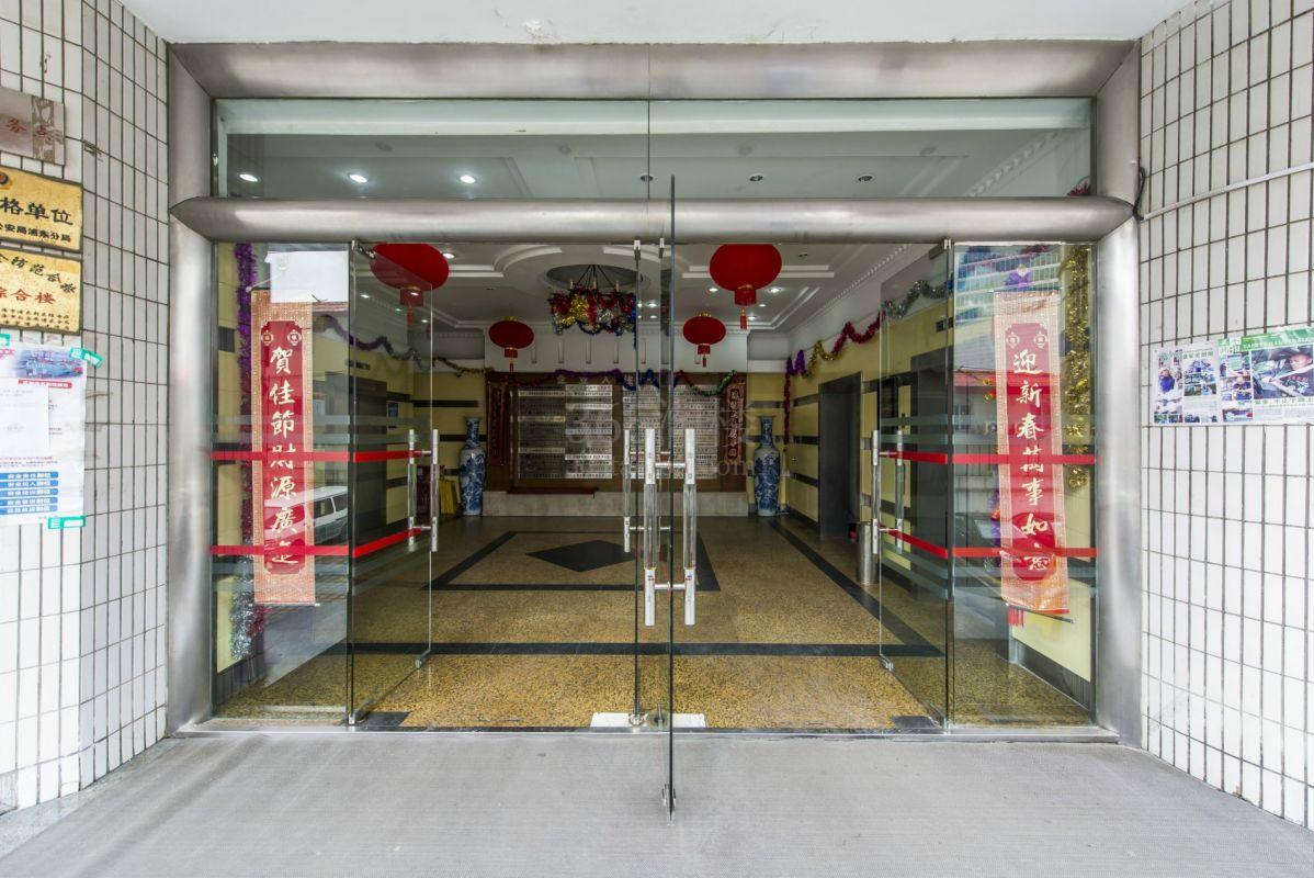 由由燕乔大厦大门
