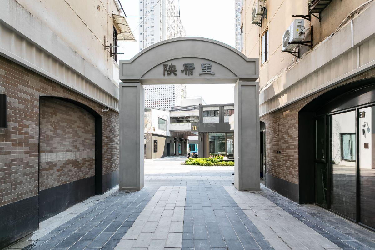 越界陕康里大门