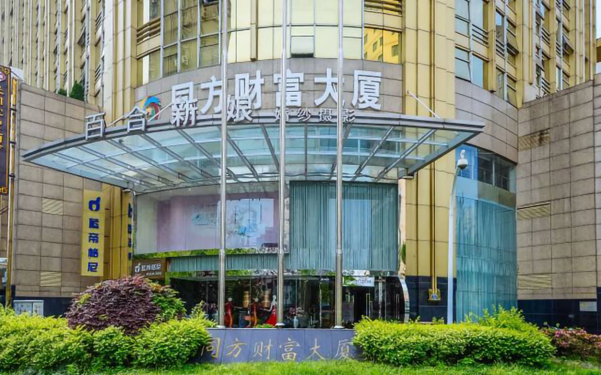 同方财富大厦大门