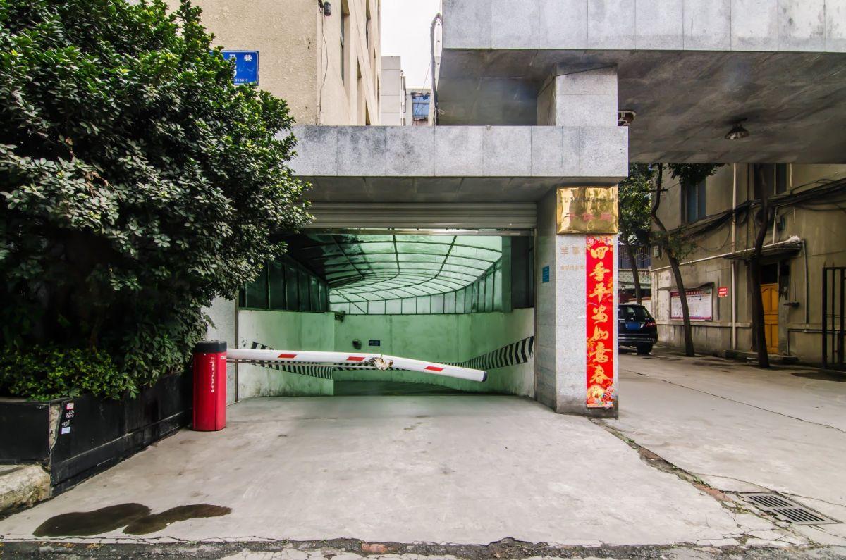 虹鑫大厦大门