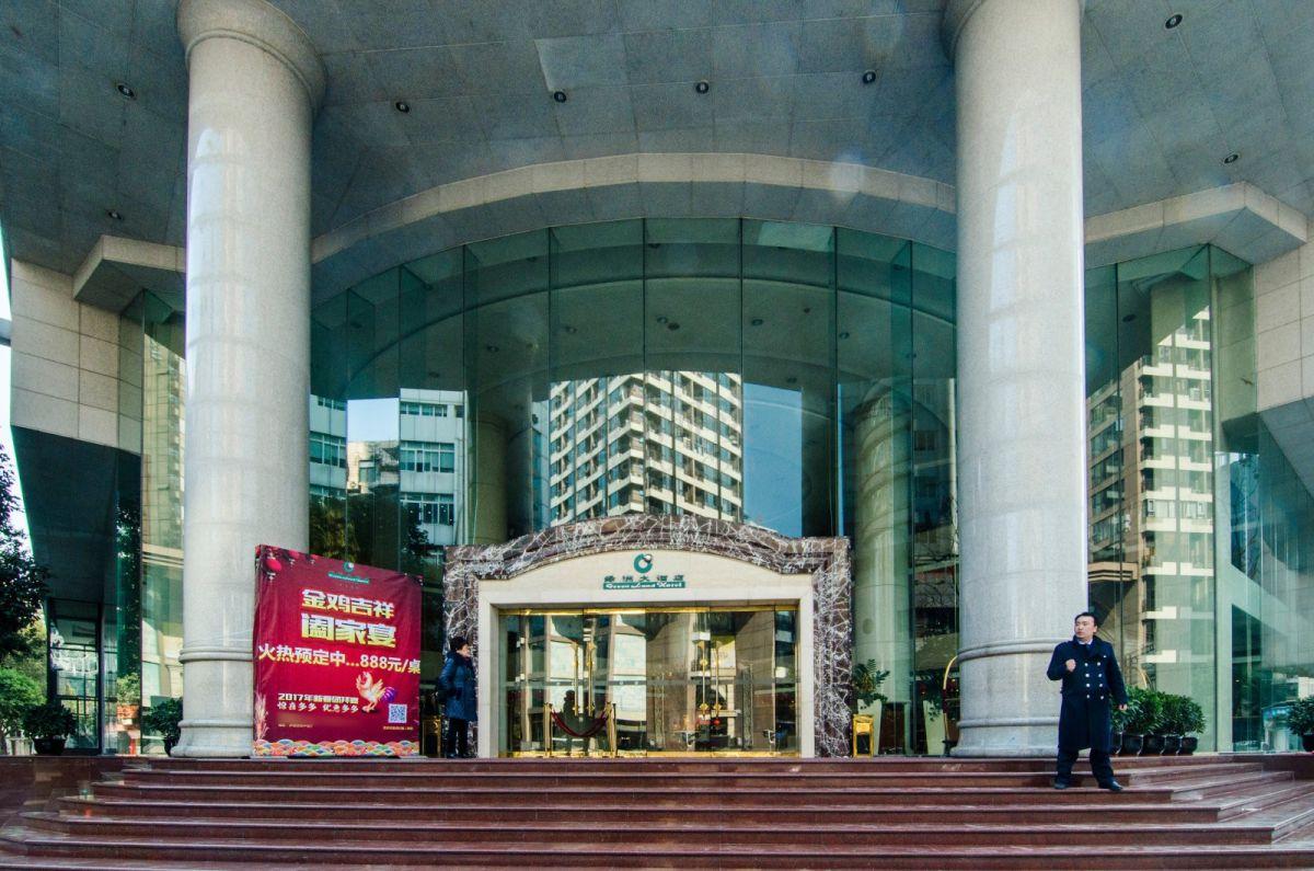绿洲大酒店大门
