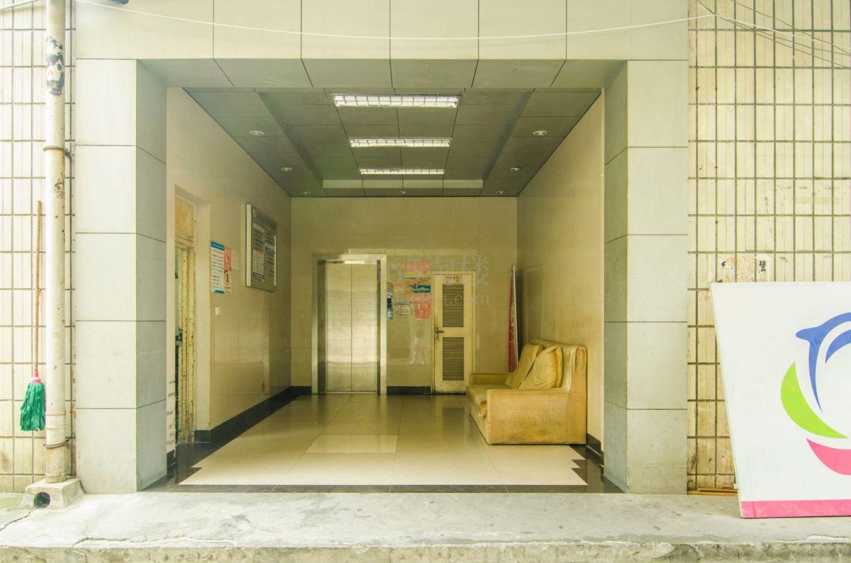 川大科技大厦大门