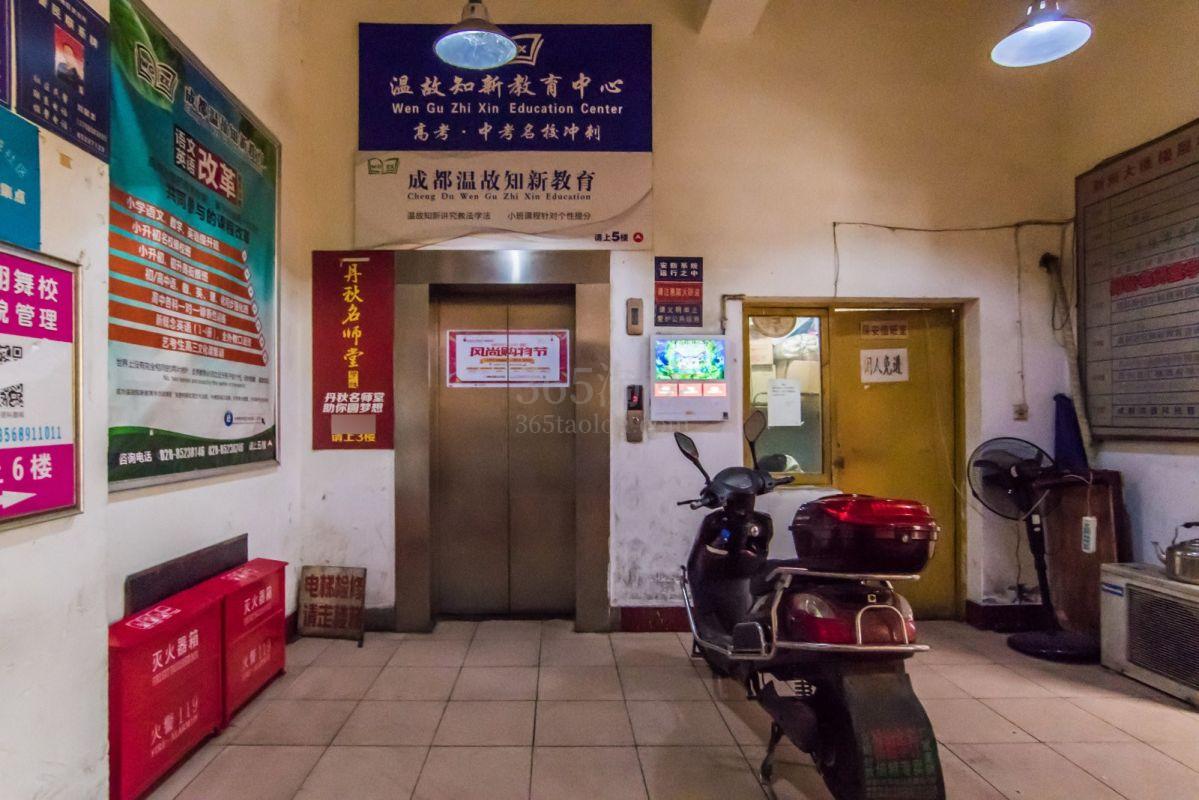 新南大楼电梯厅