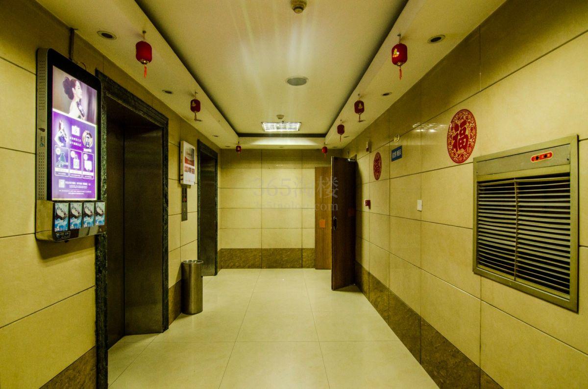 麦理基银座电梯厅