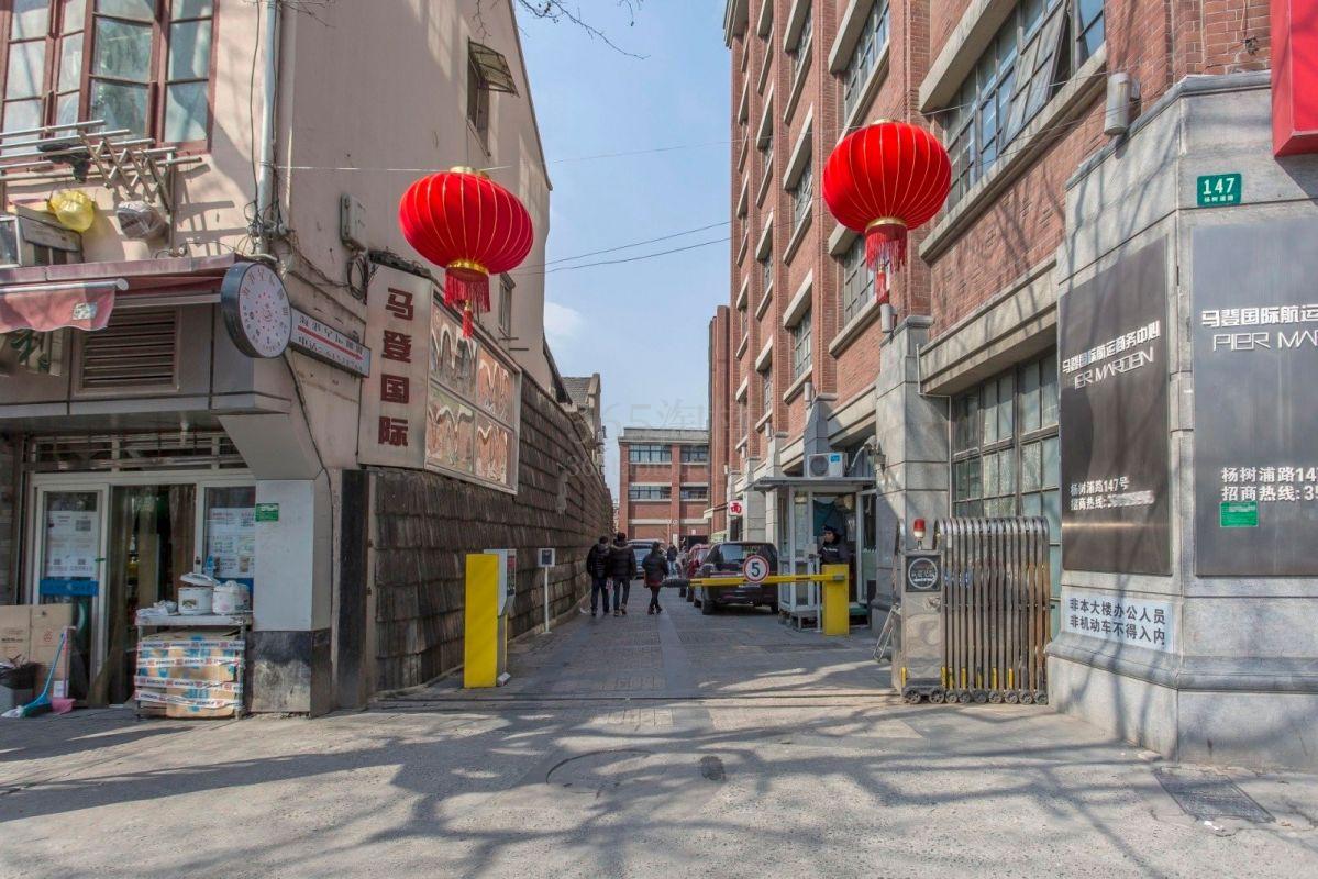 百空间马登仓库周边环境