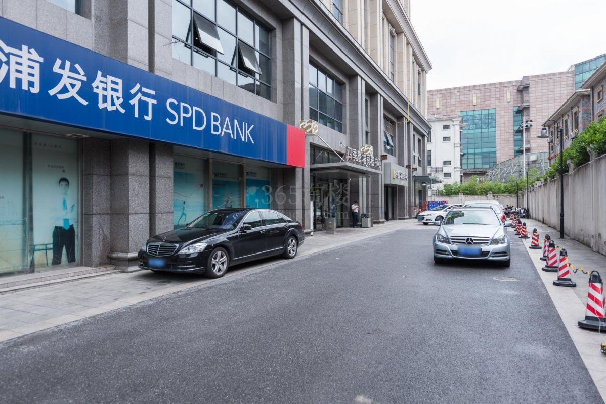 金汇四季广场周边环境